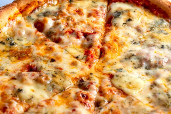 特写镜头一个现成的意大利比萨与四个奶酪 美味和高热量的菜 有选择的重点 — 图库照片