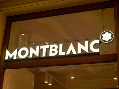 10.04.2021 Rusya, Moskova, GUM. Montblanc şirketinin işareti. Lüks aksesuarlar üreten bir Alman şirketi.