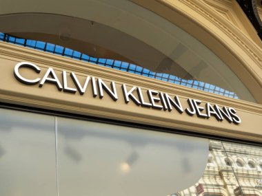 10.04.2021 Rusya, Moskova. Tiffany Calvin Klein kotunun işareti. Amerikan moda evi kot, iç çamaşırı, giysi ve aksesuar üretiyor.