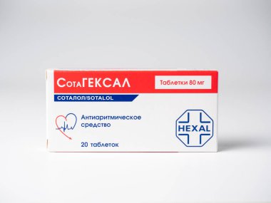 İçinde Sotalol bulunan bir paket SotaHEXAL tabletinin yakın çekimi. Antiaritmik etkisi olan haplar. Beyaz arkaplan, yan görünüm