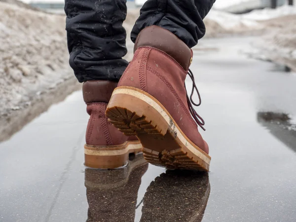 Primer Plano Hombre Zapatos Marrones Caminando Sobre Asfalto Mojado Primavera — Foto de Stock