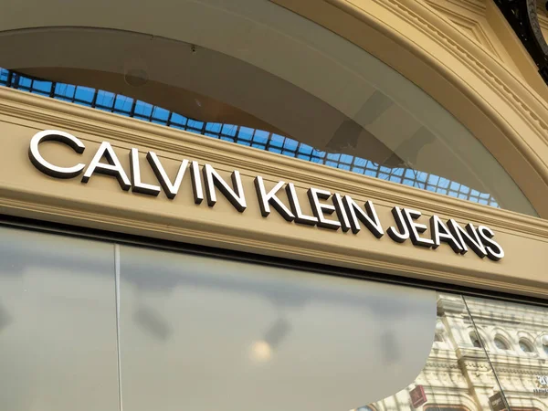 10.04.2021 Rusya, Moskova. Tiffany Calvin Klein kotunun işareti. Amerikan moda evi kot, iç çamaşırı, giysi ve aksesuar üretiyor.