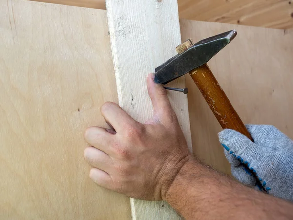 Eine Nahaufnahme Eines Mitarbeiters Verfehlte Ihn Mit Einem Hammer Und — Stockfoto