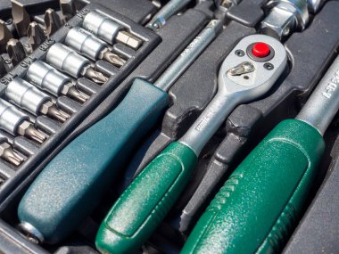 Bir araba ve diğer şeyleri tamir etmek için kullanılan bir takım aletlerin yakın çekimi. Anahtarlar, parçalar, eklentiler. Yan görünüm, Seçici odak