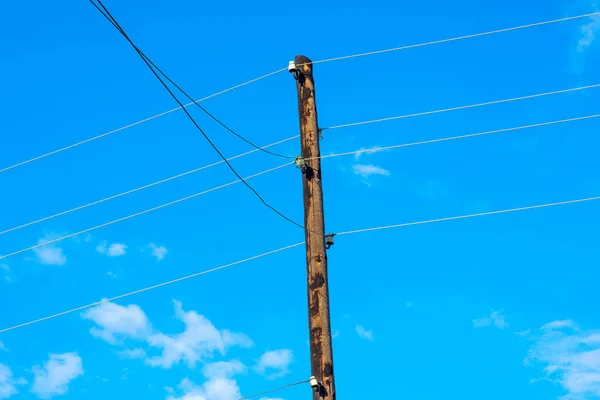 Close Poste Elétrico Madeira Com Fios Fundo Azul Céu — Fotografia de Stock