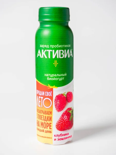 2021 Moskau Russland Großaufnahme Von Aktivia Joghurt Mit Erdbeergeschmack Von — Stockfoto