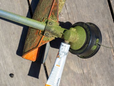 Kesici vites kutusunun yakın bakımı ve kayganlaştırıcının değiştirilmesi. Özel yağlama, bahçe malzemelerinin bakımı