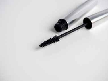 Açık rimel, beyaz arka planda izole edilmiş. Kadınlar için makyaj malzemeleri. Rimel sürmek için bir fırça. Kozmetik ve güzellik kavramı