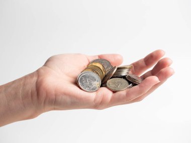 Beyaz arka planda bir avuç bozuk para olan bir avuç avucunun yakın çekimi. Ruble, ekonomik kriz konsepti ve paranın değer kaybı.