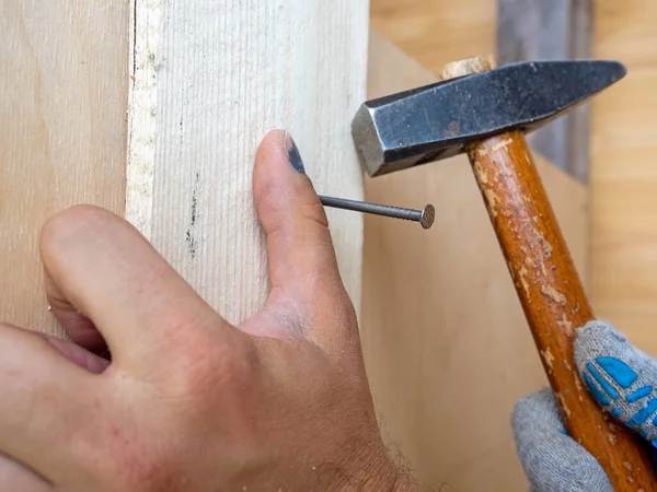 Eine Nahaufnahme Eines Mitarbeiters Verfehlte Ihn Mit Einem Hammer Und — Stockfoto