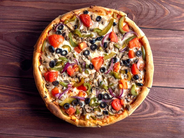 Close Uma Deliciosa Pizza Vegetariana Com Legumes Cogumelos Fundo Madeira — Fotografia de Stock