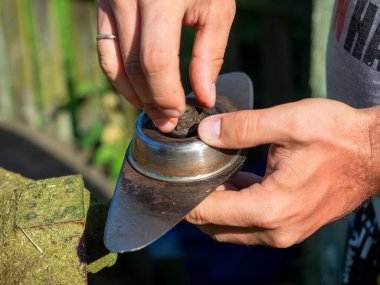 Çim biçme makinesindeki bıçak değişimine yakın plan. Ekipmanların bakımı
