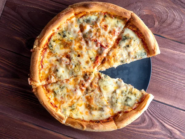 Close Uma Pizza Italiana Pronta Com Quatro Queijos Fundo Madeira — Fotografia de Stock