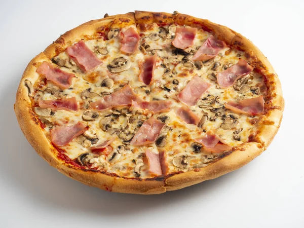 特写披萨 火腿和蘑菇 白色背景 传统的意大利菜 一道美味而不健康的菜 — 图库照片