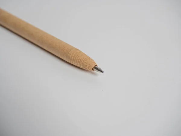 Großaufnahme Eines Kugelschreibers Aus Papier Auf Grauem Hintergrund Umweltartikel Das — Stockfoto