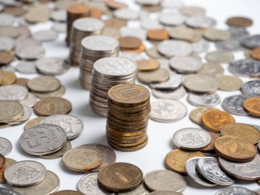 Beyaz arka planda bir sürü Rus rublesi var. Bozuk para kolonları. Büyüme, gelişme ekonomisi kavramı. Bütçe, para birimi. Riskler, bankalar