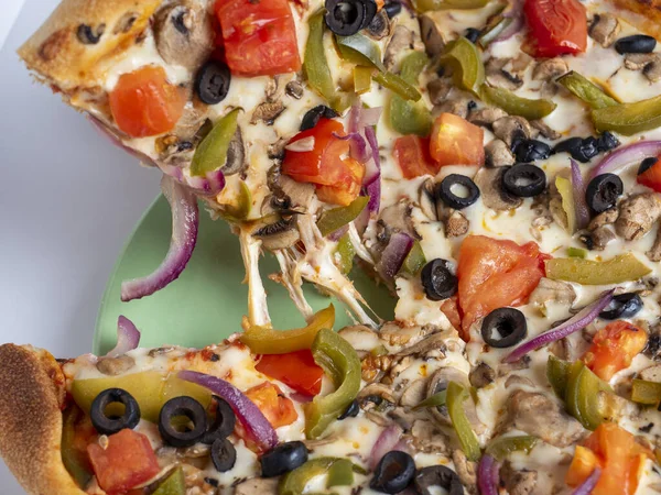 Close Uma Deliciosa Pizza Vegetariana Com Legumes Cogumelos Dos Pedaços — Fotografia de Stock