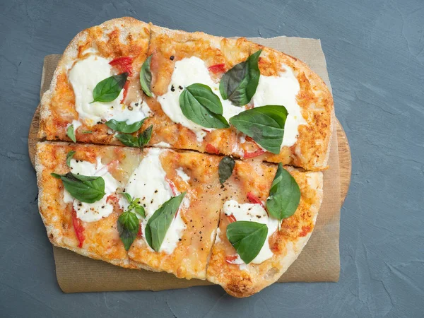 Close Deliciosa Pizza Romana Crocante Fresca Com Queijo Ervas Fundo — Fotografia de Stock