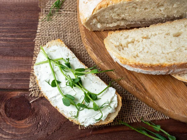 신선하고 빵으로 만들어 조각에 치즈를 녹색으로 장식하였다 린린네네 — 스톡 사진