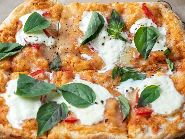Close Pizza Romana Quente Fresca Com Ervas Queijo Pizza Italiana — Fotografia de Stock