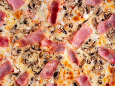 Beyaz arka planda jambonlu ve mantarlı yakın plan pizza. Geleneksel bir İtalyan yemeği. yiyecek arka planda