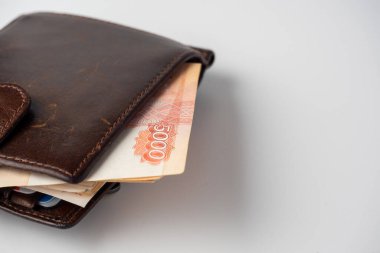 5000 ruble 'lik deri bir cüzdanın yakın plan resmi beyaz arka planda duruyor. Yan görünüm, boşluk kopyala