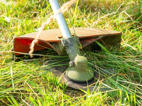 Primo Piano Trimmer Erba Con Boccaglio Nella Forma Coltello Metallo — Foto Stock