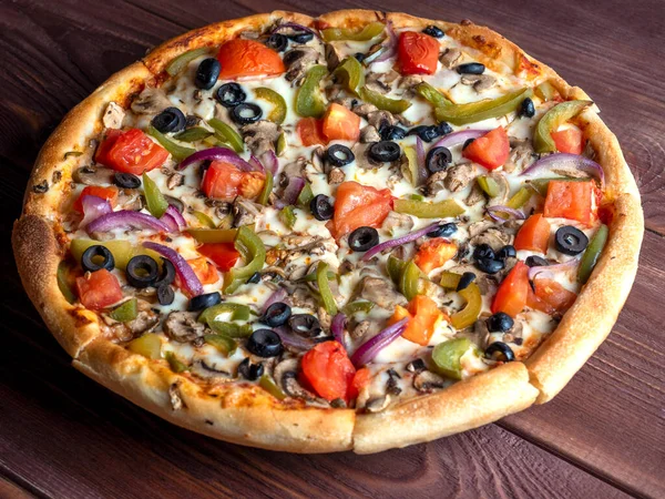Zbliżenie Pysznej Wegetariańskiej Pizzy Warzywami Grzybami Brązowym Drewnianym Tle Widok — Zdjęcie stockowe