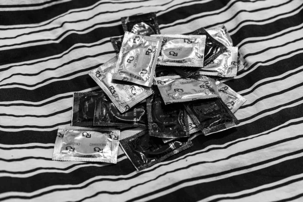 Ovanifrån Kondomer Sängen Silver Och Svart Folie Förpackning Latex Gummi — Stockfoto