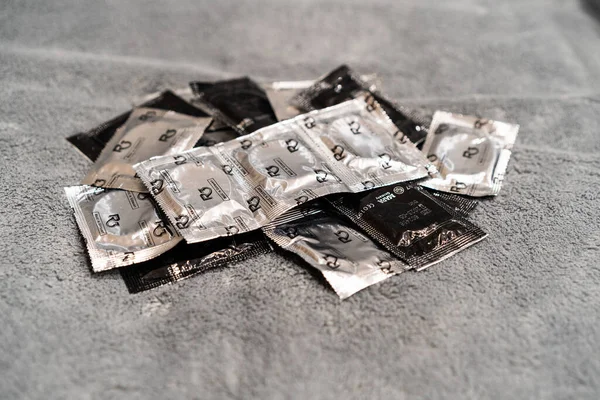 배경에 콘돔의 과검은 라텍스 콘돔의 — 스톡 사진