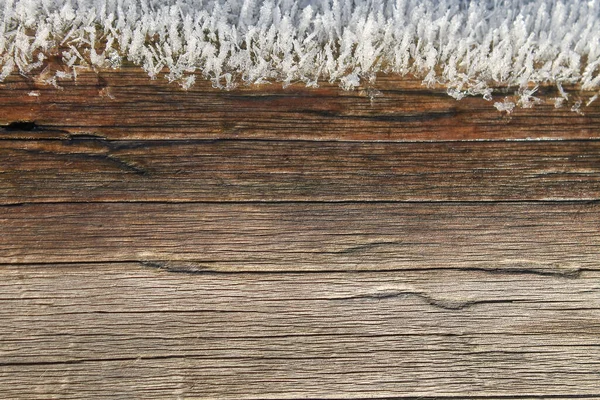上端に霜のある木製の表面 — ストック写真