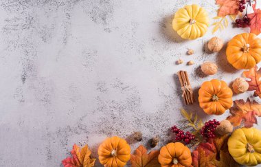 Sonbahar yaprakları, balkabağı ve taş zemin üzerinde mevsimsel sonbahar dekoru, üst görünüm, kopyalama alanı ile Şükran Günü arka plan kavramı.