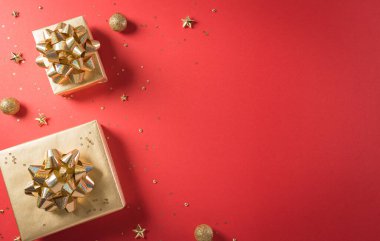 Çin 'de online alışveriş, 11.11 bekarlar günü konsepti. Kırmızı zemin üzerinde kopyalanmış kurdele bulunan altın noel hediye kutularının üst görünümü.