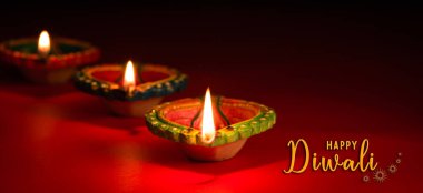 Mutlu Diwali - Dipavali sırasında Clay Diya lambaları yandı, Hindu Işık Festivali.