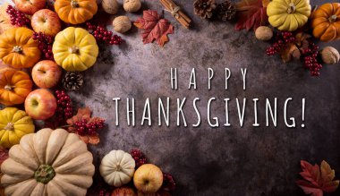 Sonbahar yaprakları, balkabağı ve karanlık taş arka planda mevsimsel sonbahar dekoru olan Şükran Günü konsepti.