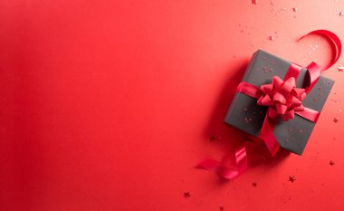 Çin 'de online alışveriş, 11.11 bekarlar günü konsepti. Kırmızı zemin üzerinde fotokopi alanı olan siyah noel hediye kutularının üst görünümü.