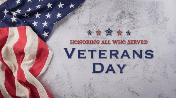 Happy Veterans Day Konzept Amerikanische Flaggen Vor Dunklem Steinhintergrund November — Stockfoto