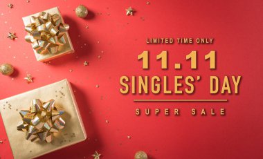 Çin 'de online alışveriş, 11.11 bekarlar günü konsepti. Kırmızı arkaplanda kurdeleli altın noel hediye kutularının üst görünümü