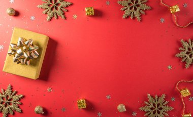 Çin 'de online alışveriş, 11.11 bekarlar günü konsepti. Kırmızı zemin üzerinde kopyalanmış kurdele bulunan altın noel hediye kutularının üst görünümü.