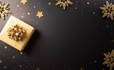 Kara Cuma Noel hediye kutusunun ve arka planda altın kar tanesinin en üst görüntüsü. Alışveriş konsepti boks günü ve Kara Cuma kompozisyonu.