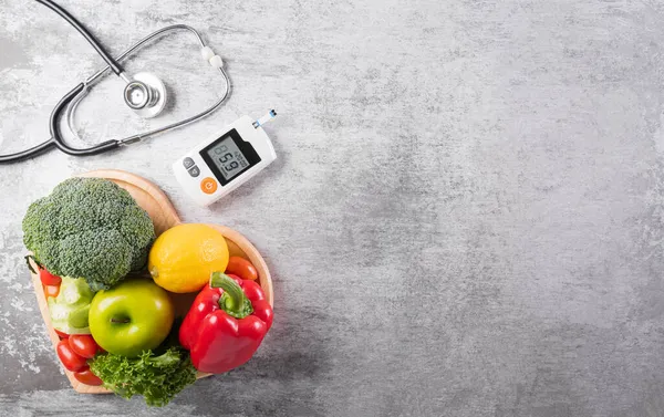 糖尿病の日と医療の概念 石の背景に設定されたプレート 聴診器 糖尿病測定テストで健康食品栄養を食べる — ストック写真