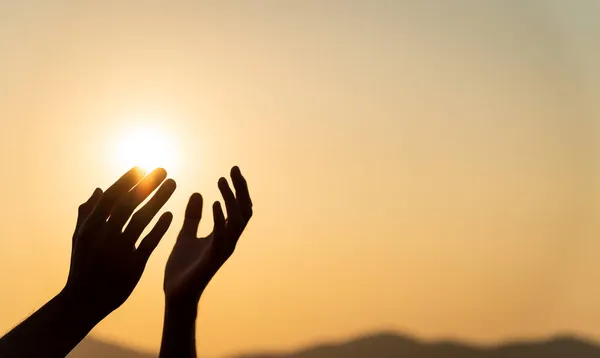 여인의 신에게 축복을 기도한다 — 스톡 사진