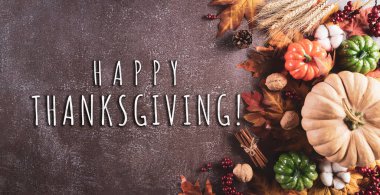 Kuru yapraklar, kırmızı böğürtlen ve balkabağı arkaplanının Şükran Günü süslemeleri..