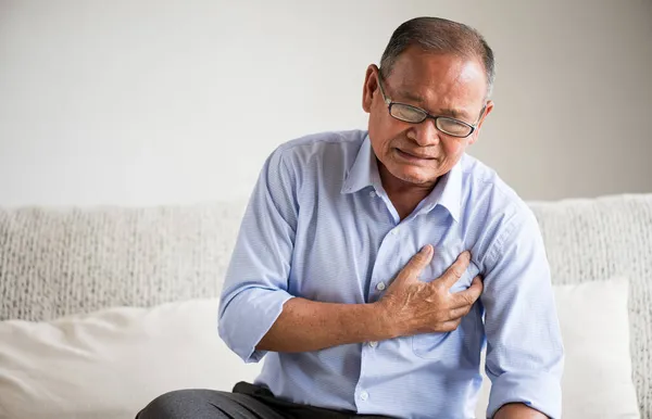 Close Senior Männlichen Asiatischen Leiden Unter Starken Schmerzen Der Brust — Stockfoto