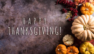 Sonbahar yapraklı Şükran Günü arkaplan konsepti, balkabağı ve koyu taşlı arka planda mevsimsel sonbahar dekoru, metin görünümlü üst görünüm.