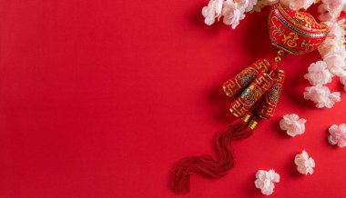 Çin Yeni Yıl Festivali dekorasyonları Çin şans sembolü ve kırmızı arka planda erik çiçeği. Düz yatıyordu, boşluklu üst görünüm.