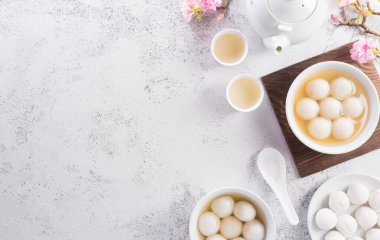 Taş zemin üzerinde Tang Yuan 'ın (tatlı köfteler) üst görüntüsü. Fener festivali, Sonbaharın ortası, Dongzhi (kış gündönümü festivali) ve Çin yeni yılı için geleneksel mutfak malzemeleri.