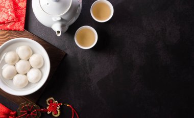 Tang Yuan 'ın üst görüntüsü (tatlı köfteler). Fener festivali, Sonbaharın ortası, Dongzhi (kış gündönümü festivali) ve Çin yeni yılı için geleneksel mutfak malzemeleri. Makaledeki Çince karakterler FU servete, zenginliğe ve para akışına atıfta bulunuyor..