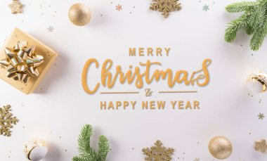 Noel ve yeni yıl konsepti. Noel hediye kutusunun en üst görüntüsü, ren geyikleri, Noel balosu ve beyaz arka planda kar tanesi.