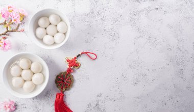 Tang Yuan (tatlı köfteler), Sonbaharın ortası, Dongzhi (kış gündönümü) ve Çin yeni yılı için geleneksel bir yemektir. Çince karakterler FU makalede servet, servet, para akışına atıfta bulunur.